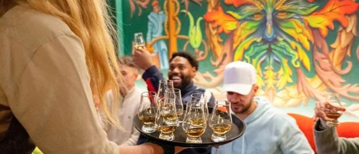 people sampling whisky on a whisky tasting experience in edinburgh