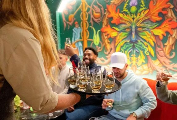 people sampling whisky on a whisky tasting experience in edinburgh