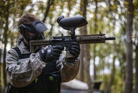 man aiming paintball gun on paintball experience wolverhampton