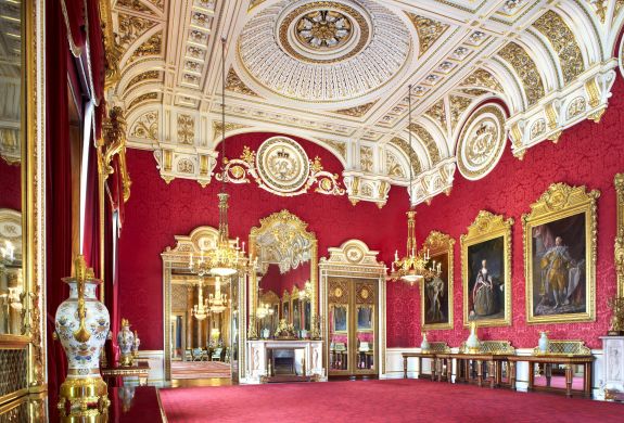 the state dining room in buckingham palace