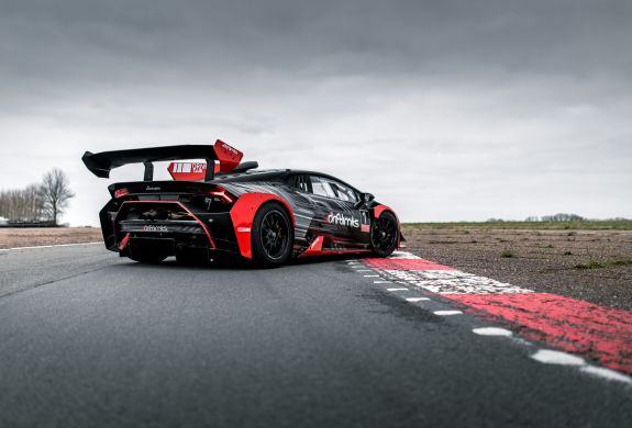 lamborghini huracán super trofeo on race track