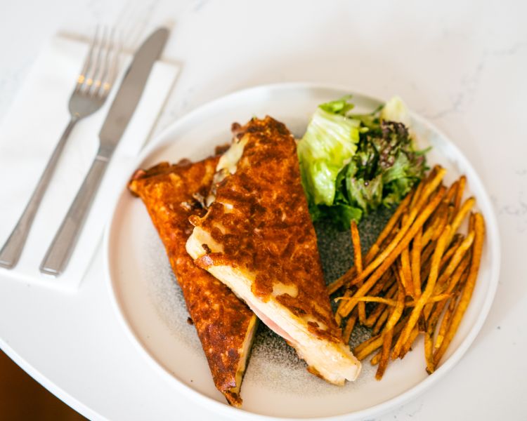 bottomless brunch at the doubletree by hilton metropole for two with visit to the brighton i360