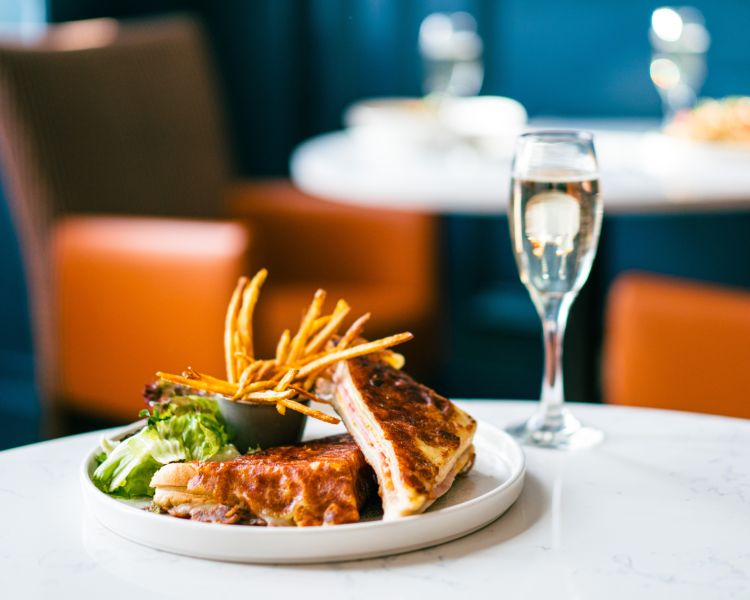bottomless brunch at the doubletree by hilton metropole for two with visit to the brighton i360