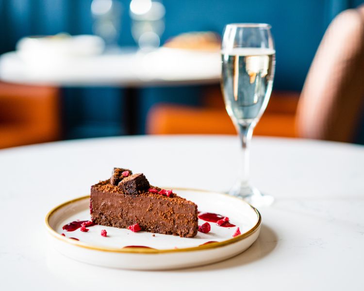 bottomless brunch at the doubletree by hilton metropole for two with visit to the brighton i360