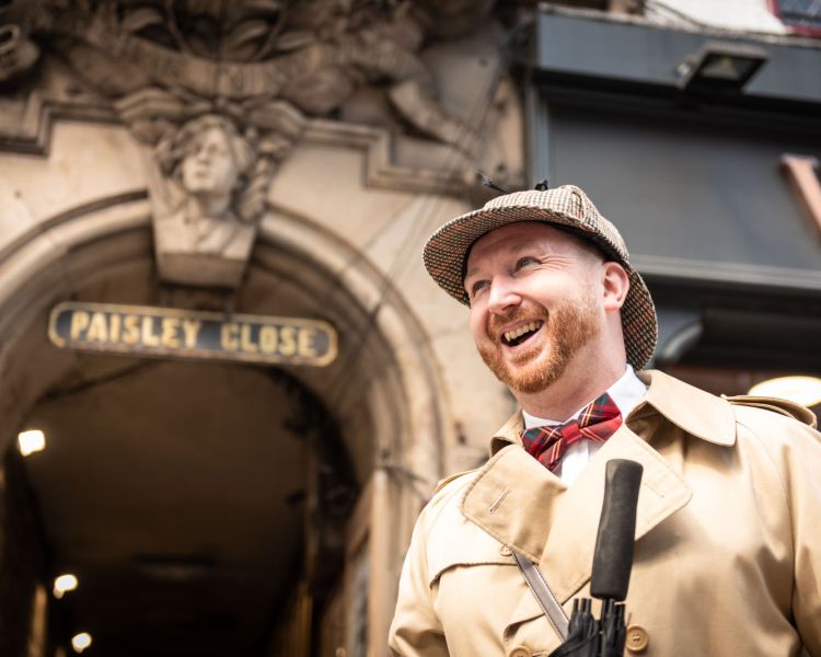 guide smiling on a historical walking tour in edinburgh