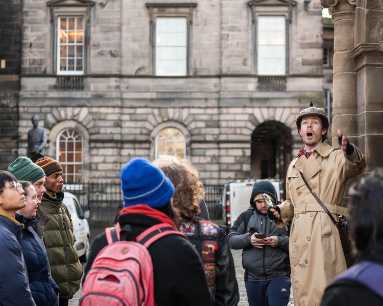 guide talking to group on a historical walking tour in edinburgh