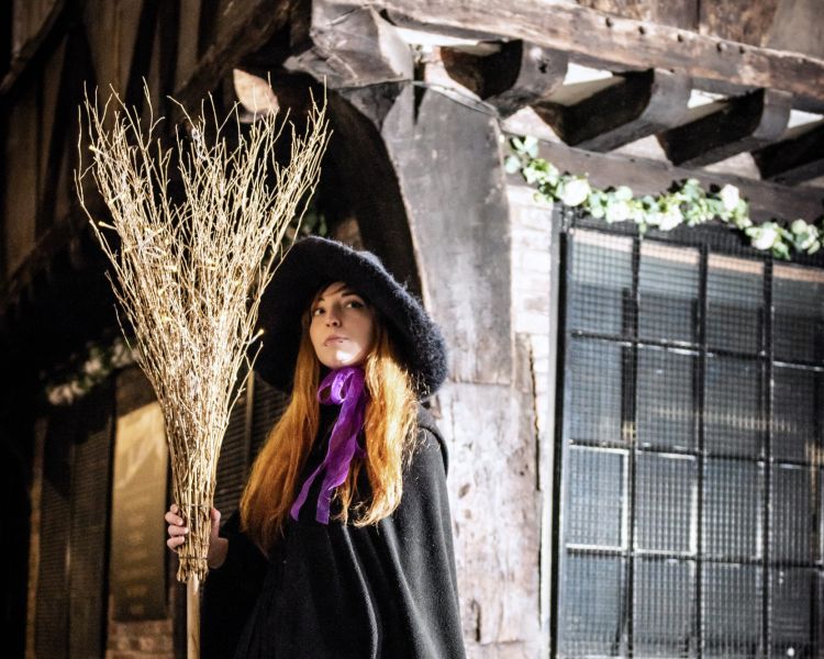 guide dressed as a witch on a witches walking tour in york