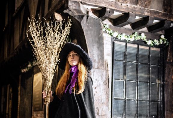 guide dressed as a witch on a witches walking tour in york