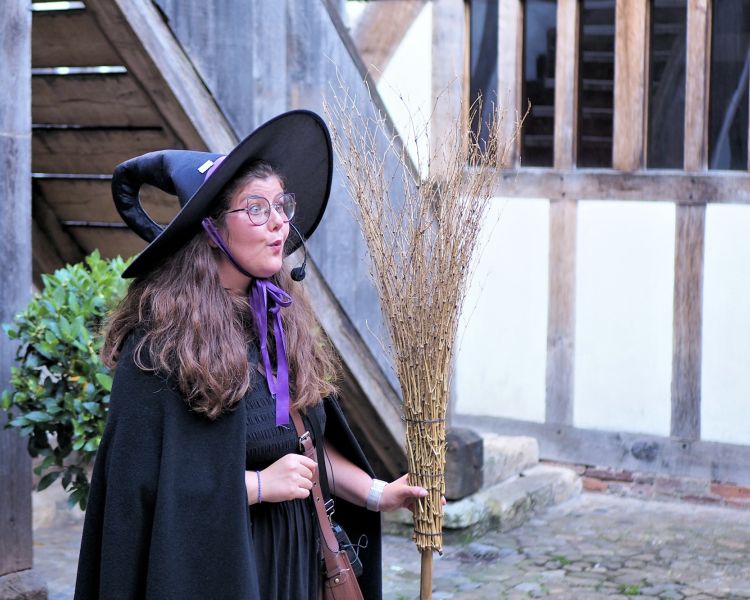 guide talking in courtyard on a witches walking tour in york