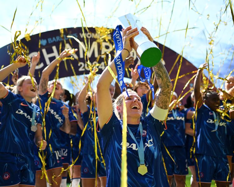 Chelsea womens team with trophy