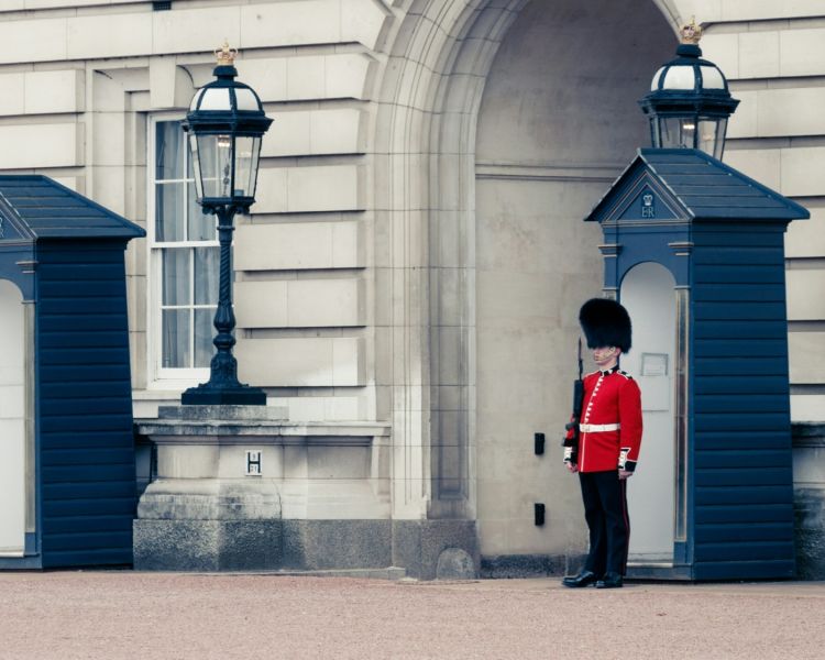 guard outside buckingham palace