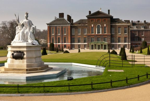 Queen victoria statue