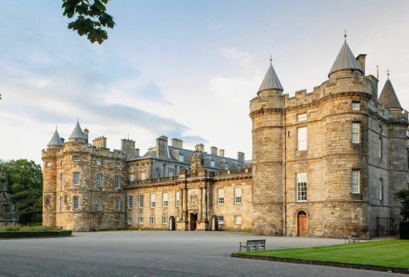 palace of holyroodhouse in edinburgh entrance