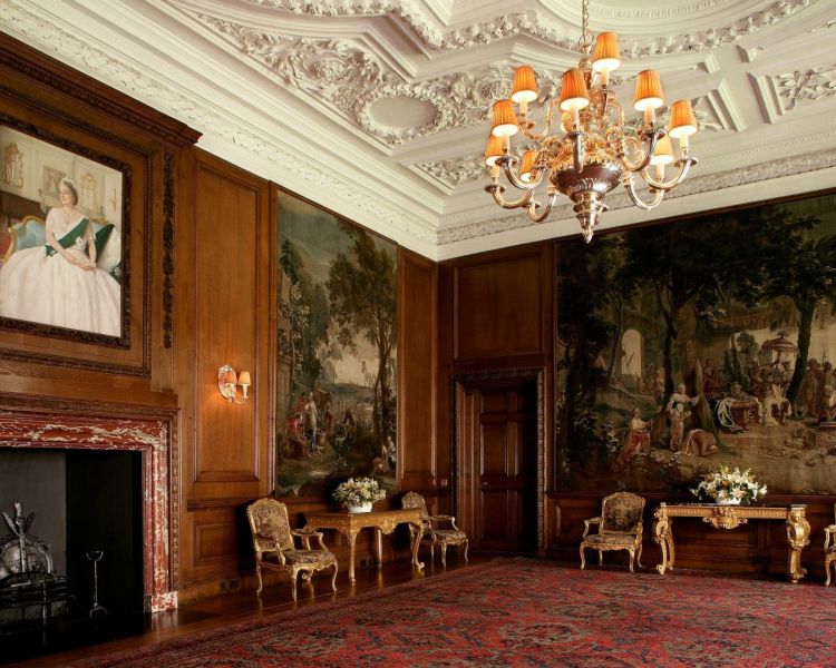 palace of holyroodhouse in edinburgh entrance
