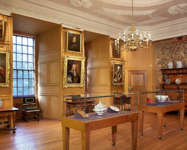 palace of holyroodhouse in edinburgh entrance