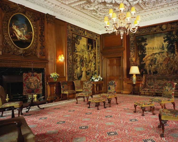 palace of holyroodhouse in edinburgh entrance