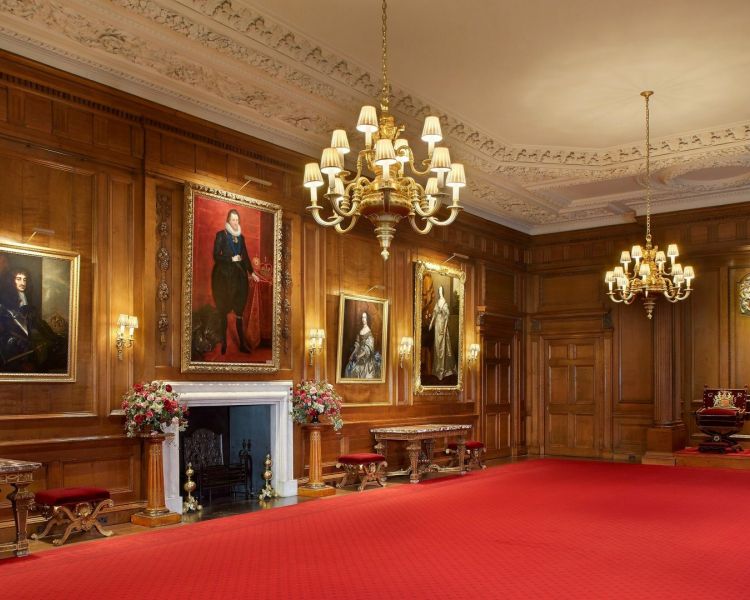 palace of holyroodhouse in edinburgh entrance