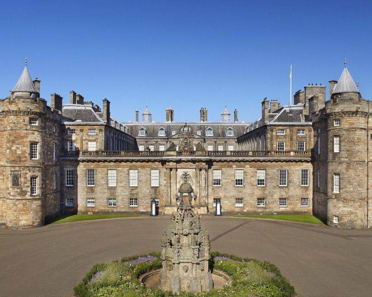 palace of holyroodhouse in edinburgh entrance