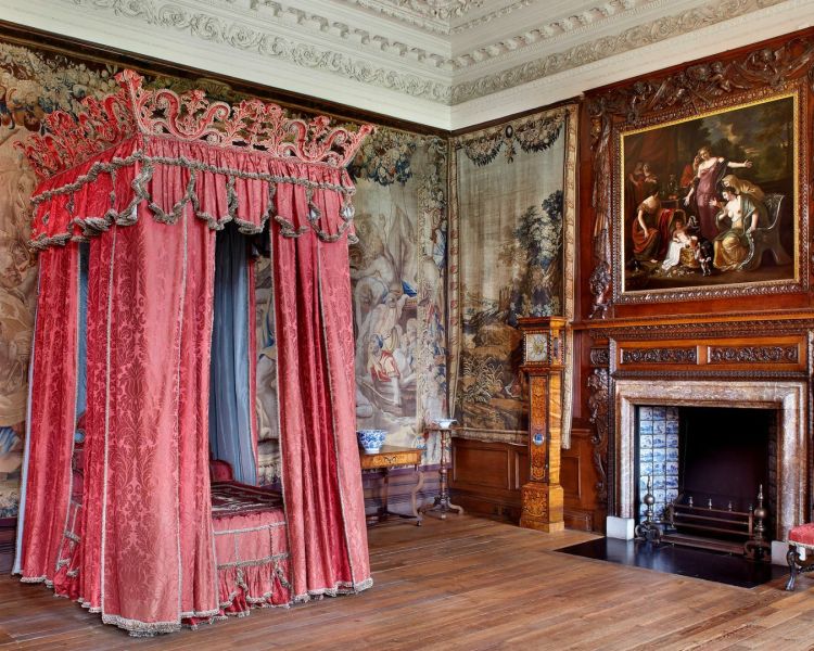 palace of holyroodhouse in edinburgh entrance