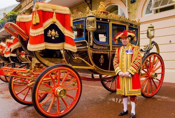 the royal mews at buckingham palace entrance