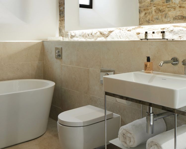 bathroom in a double room at the bodmin jail hotel