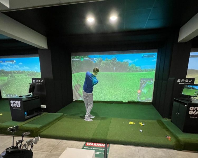 Indoor golf venue
