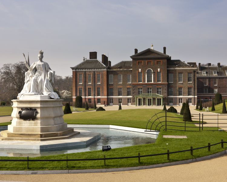 the front of kensington palace and its gardens