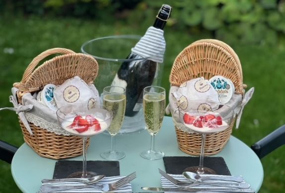 Picnic basket and prosecco