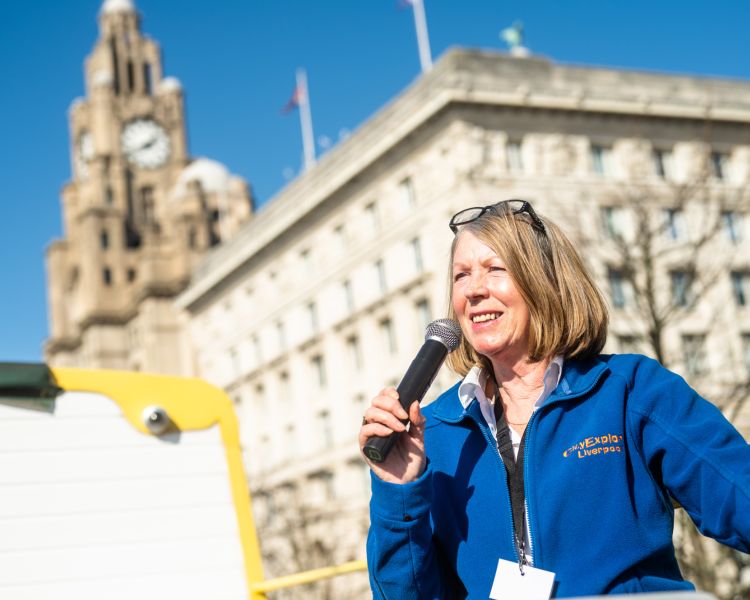 Live Commentary on the Liverpool River Cruise Sightseeing Bus Tour