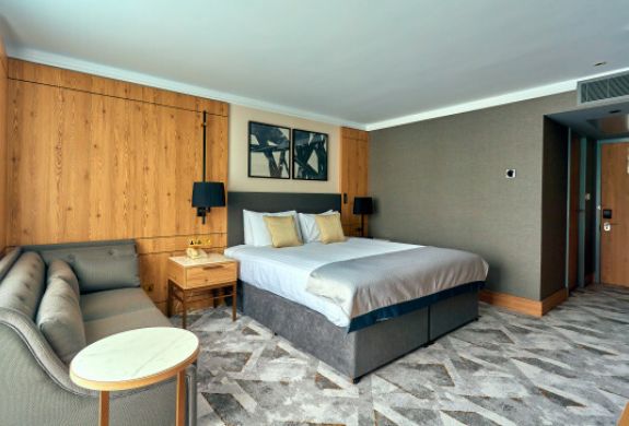 the inside of a hotel room at the crowne plaza hotel in marlow