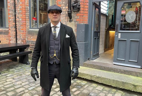 Peaky blinders walking tour pub