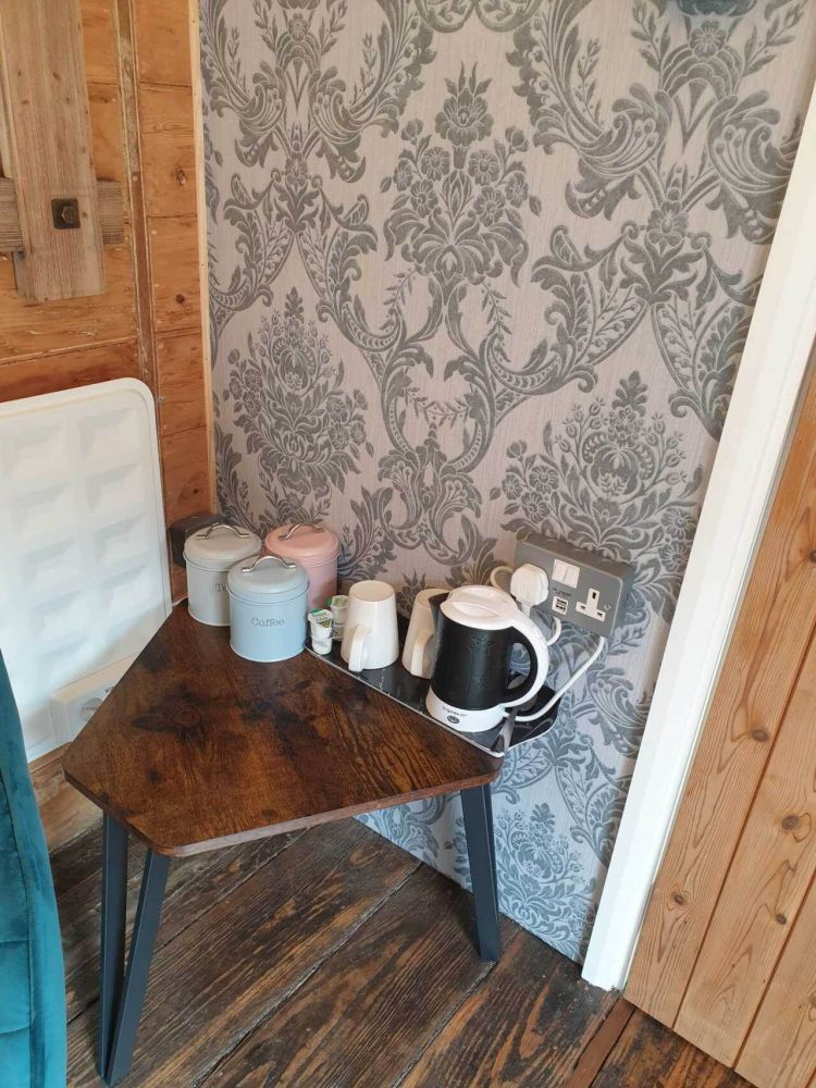 Tea and coffe making facilities inside the railway carriage used for short stays near stonehenge