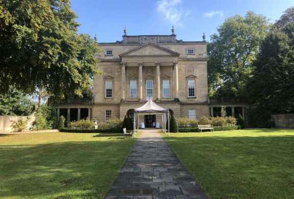 Front of a grand house seen on a bridgerton walking tour