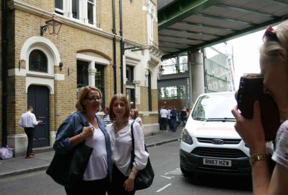 2 women posing for a photo infront of a town house on a bridget jones film locations walking tour in london