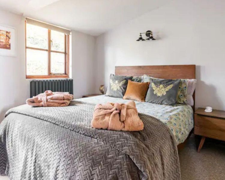 Master bedroom in mountain view lodge