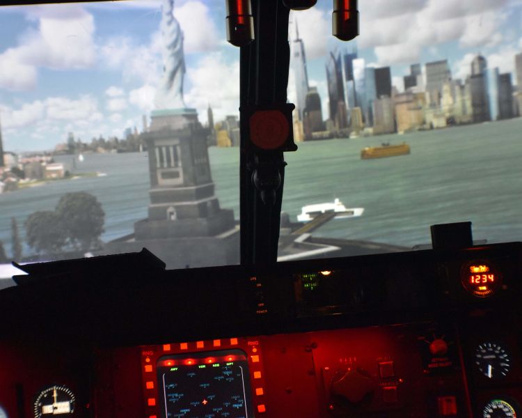 Lynx helicopter simulator with statue of liberty on screen