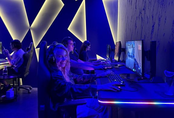 girl playing pc at a gaming bar in london