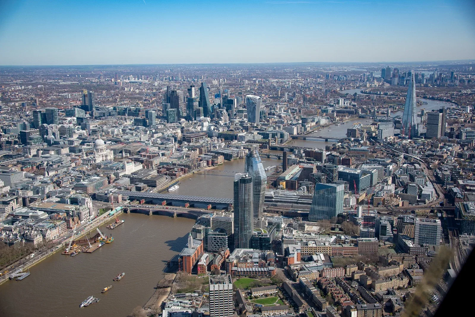35 minute london sightseeing helicopter flight for two with champagne 18