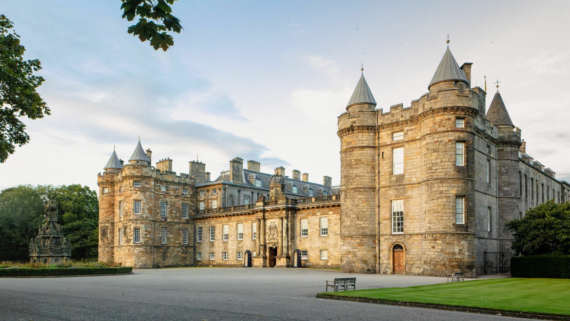 palace of holyroodhouse in edinburgh entrance